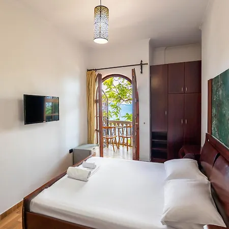 Monte Cristo Hotel - Rooftop Pool Hotel Saranda